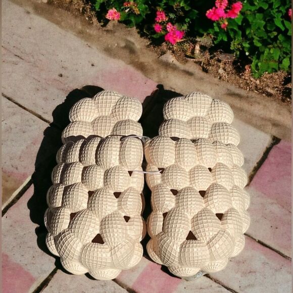 WOMENS NEW CLOSED TOE BUBBLE SLIPPERS SOLID COLOR SLIP ON ANTI SLIP 7.5-8 Ivory - Picture 5 of 7